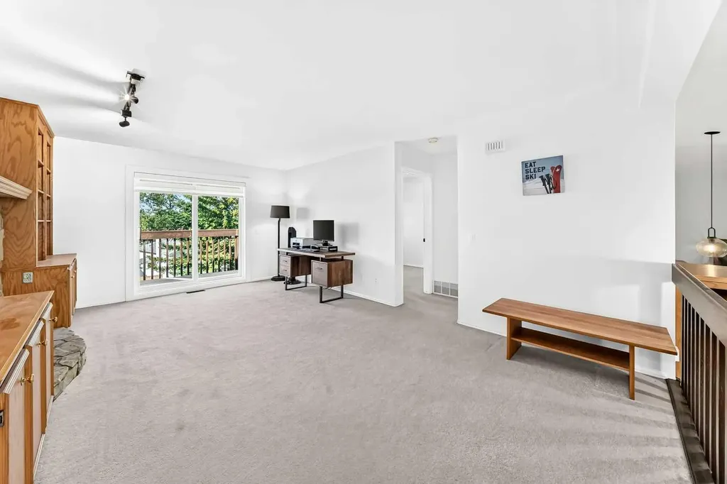 31 Ranchridge Way NW Calgary AB T3G 1Z8