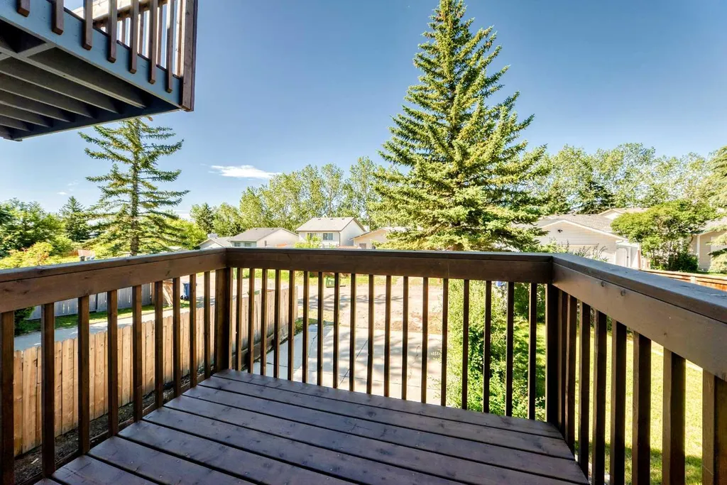 31 Ranchridge Way NW Calgary AB T3G 1Z8