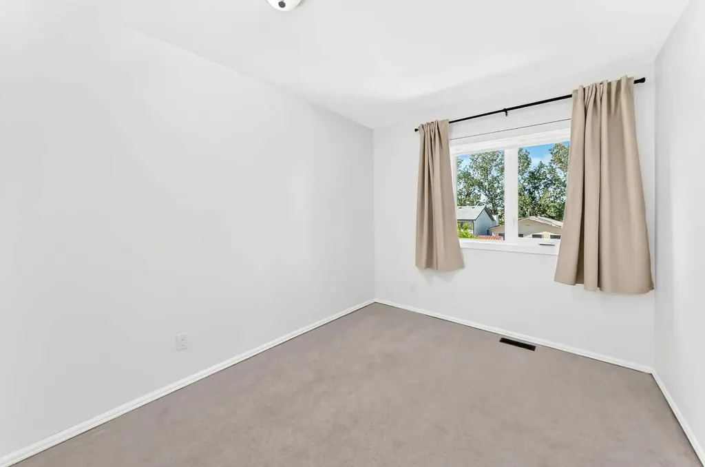 31 Ranchridge Way NW Calgary AB T3G 1Z8