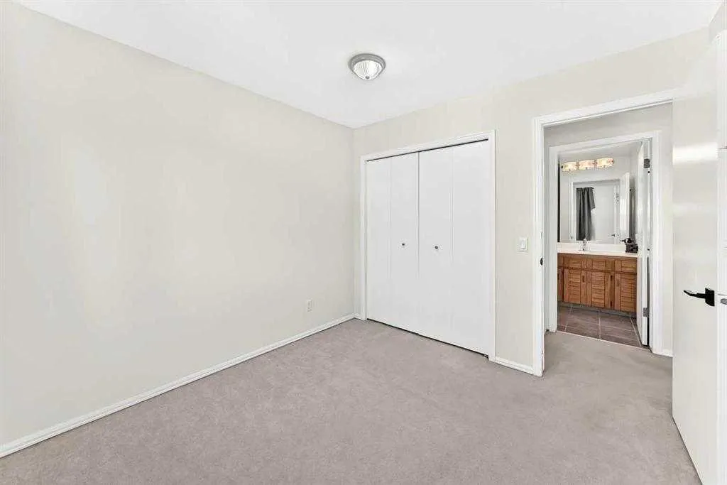 31 Ranchridge Way NW Calgary AB T3G 1Z8