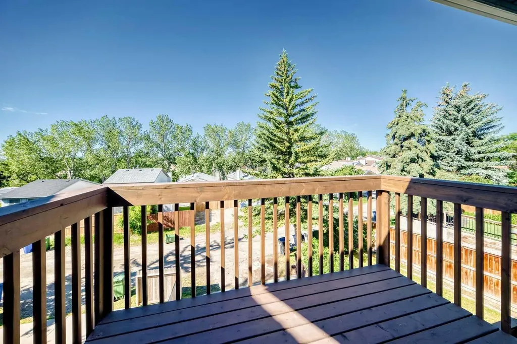 31 Ranchridge Way NW Calgary AB T3G 1Z8