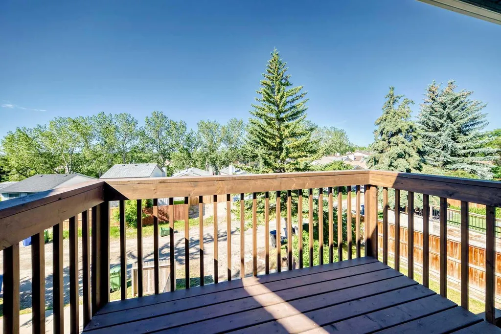 31 Ranchridge Way NW Calgary AB T3G 1Z8