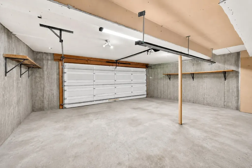 31 Ranchridge Way NW Calgary AB T3G 1Z8