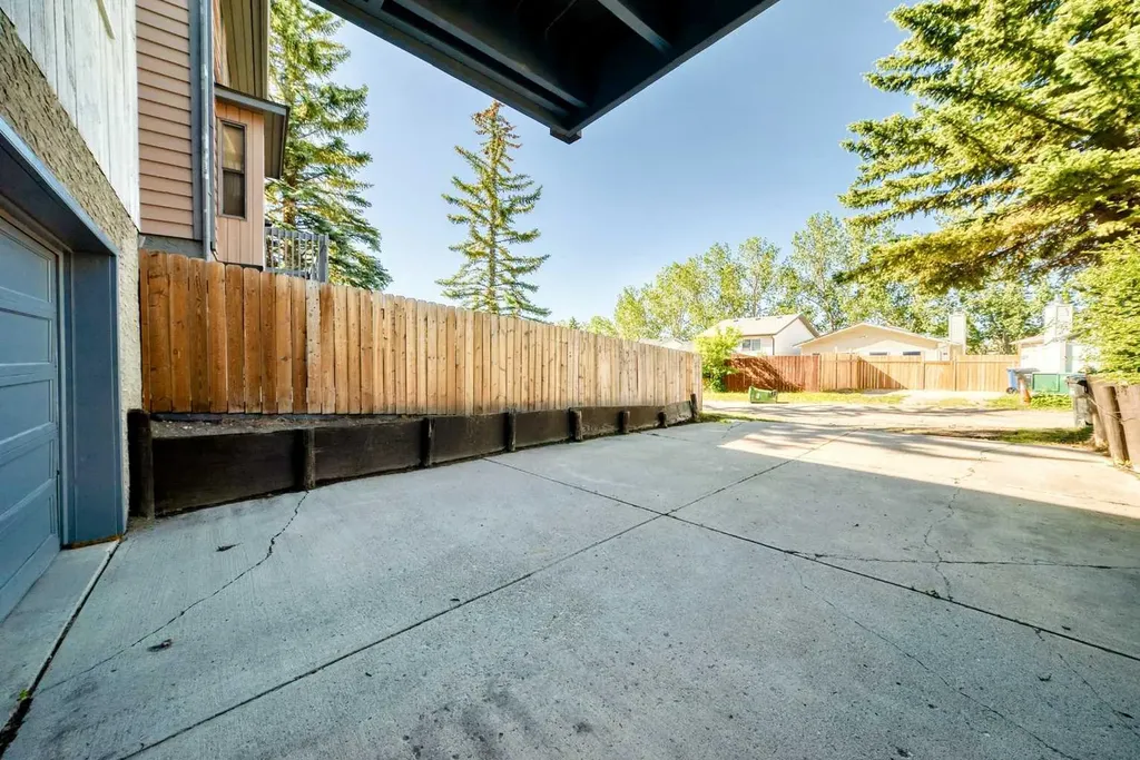 31 Ranchridge Way NW Calgary AB T3G 1Z8