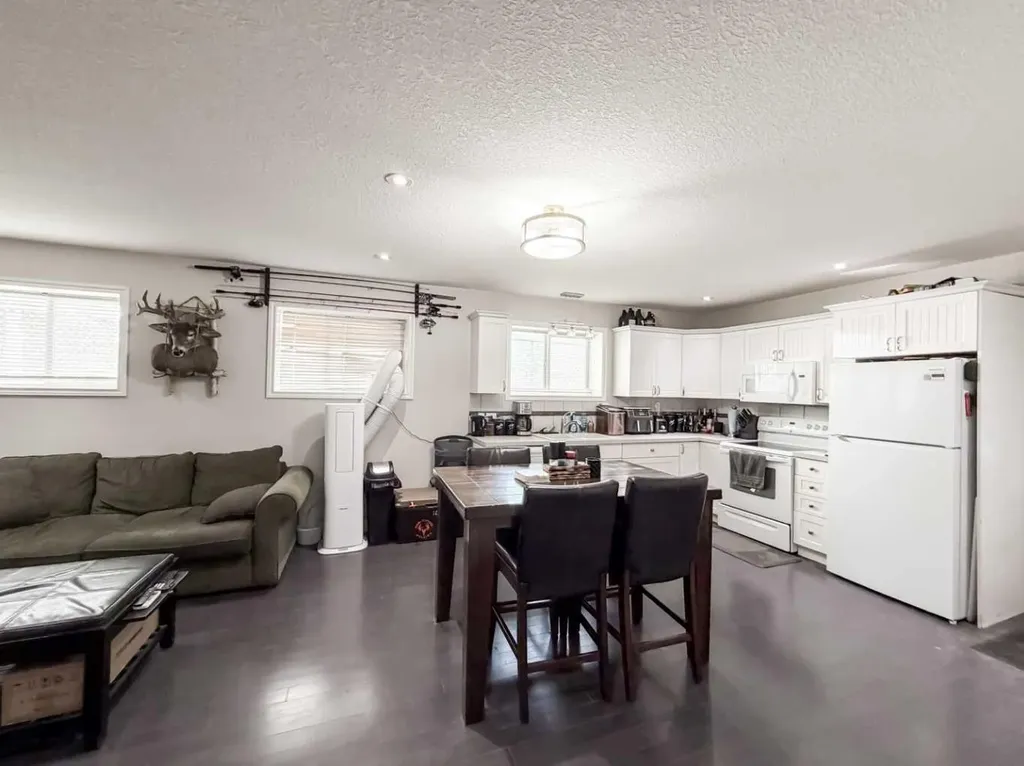 10761 74 Avenue Grande Prairie AB T8W 2T2