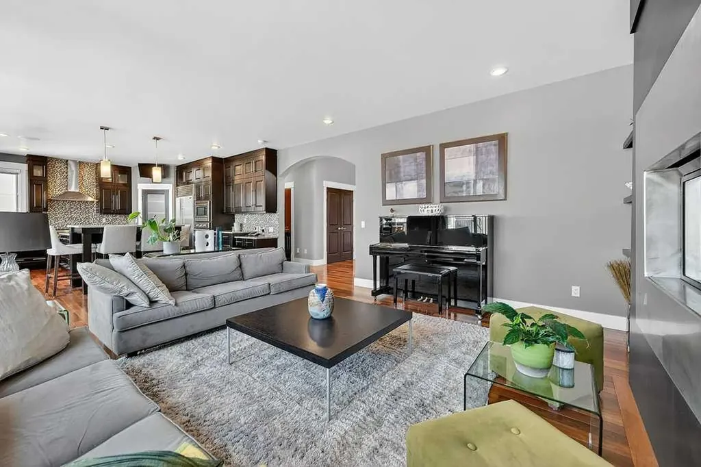 78 Aspen Cliff Close SW Calgary AB T3H 0L9