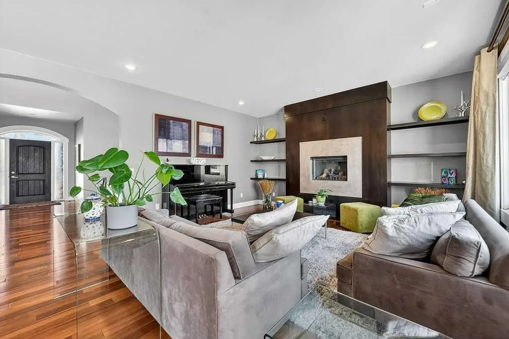 78 Aspen Cliff Close SW Calgary AB T3H 0L9
