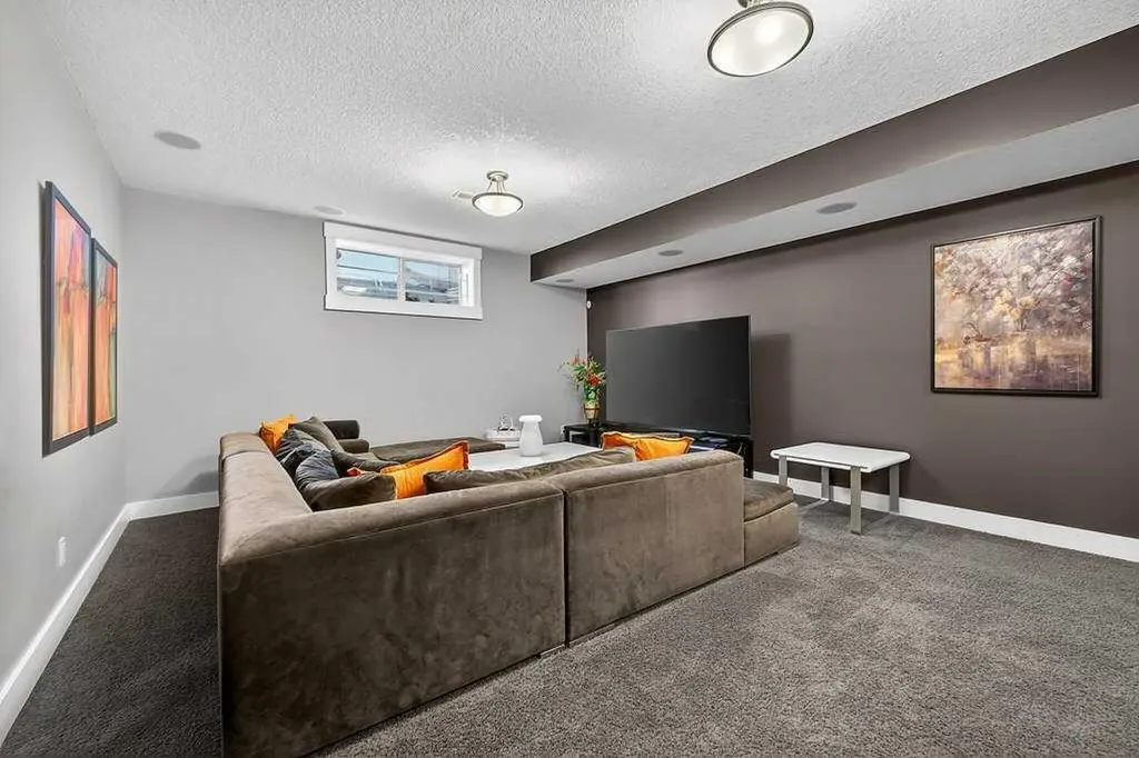78 Aspen Cliff Close SW Calgary AB T3H 0L9