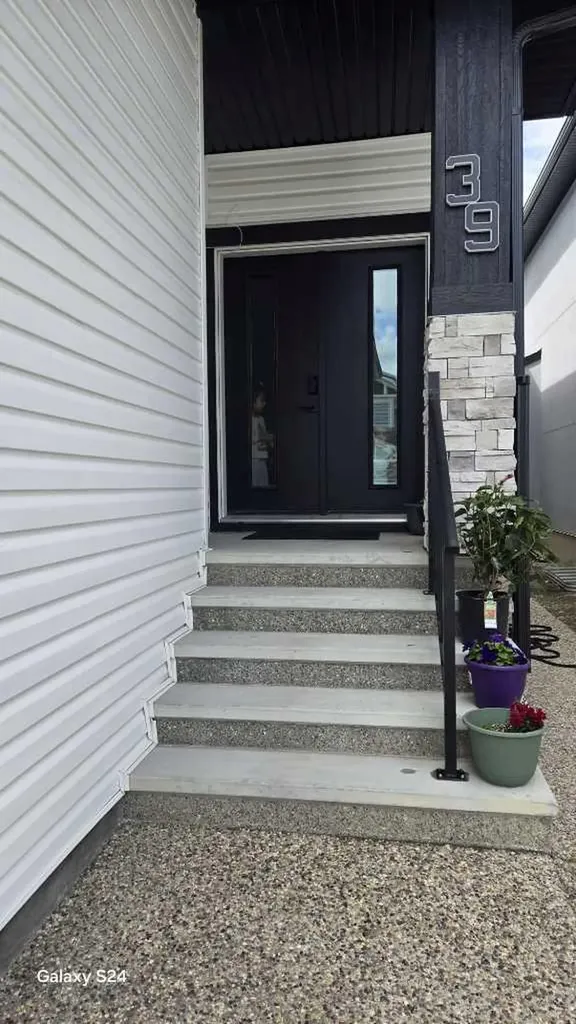 39 Saddlecrest Link NE Calgary AB T3J0Z3