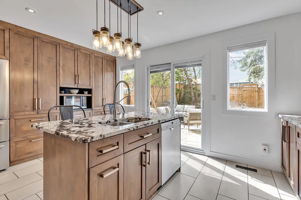 2033 21 Avenue SW Calgary AB T2T 0N8