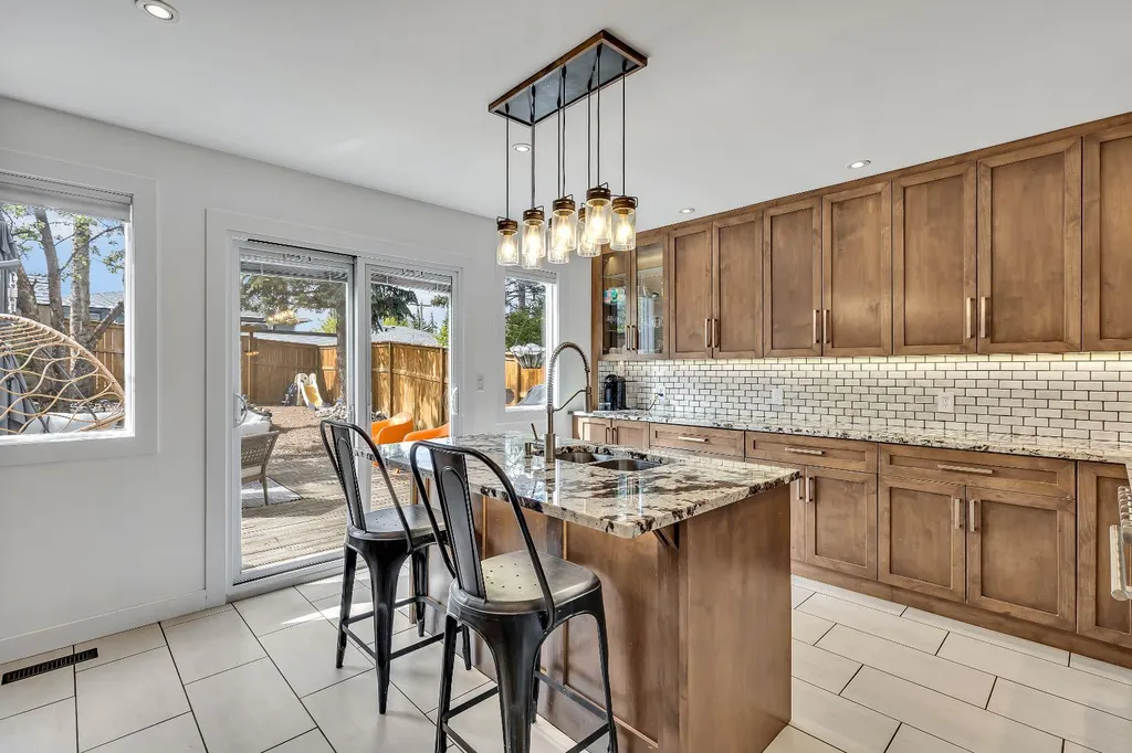 2033 21 Avenue SW Calgary AB T2T 0N8