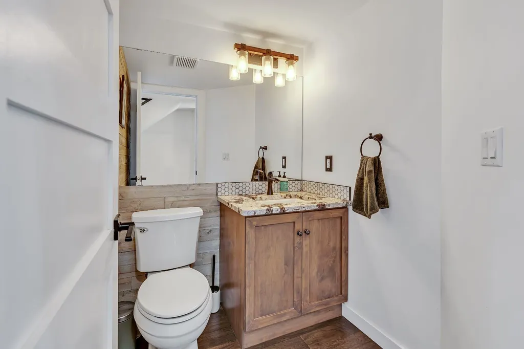 2033 21 Avenue SW Calgary AB T2T 0N8
