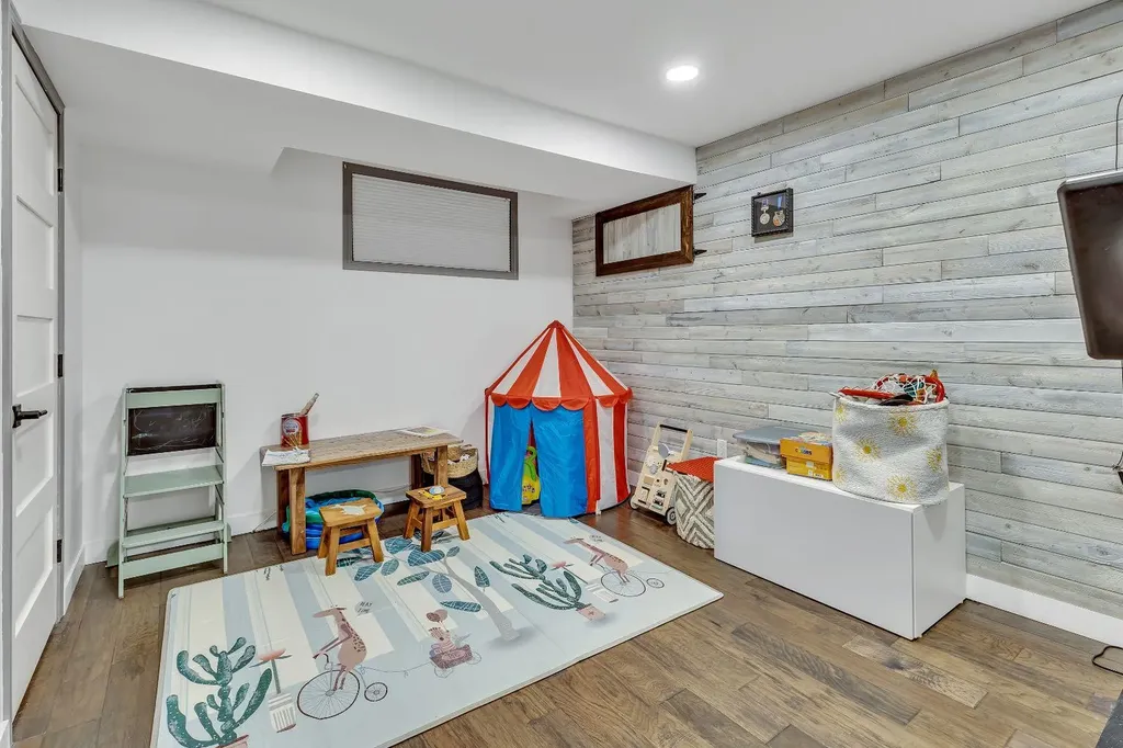 2033 21 Avenue SW Calgary AB T2T 0N8