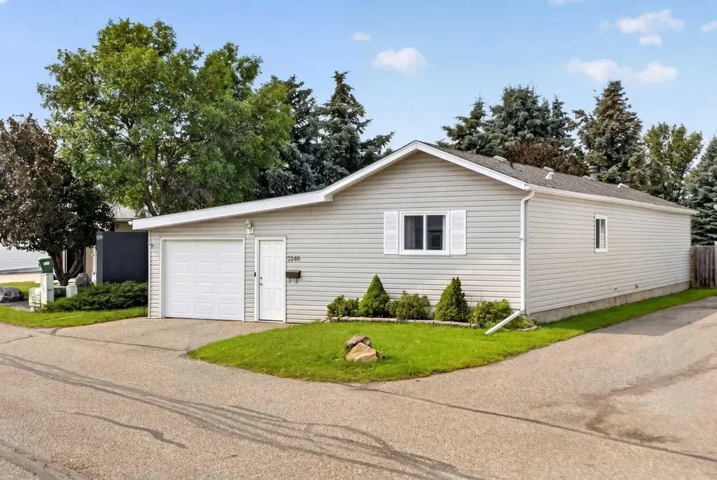 Lethbridge AB, 3240 29 Street S