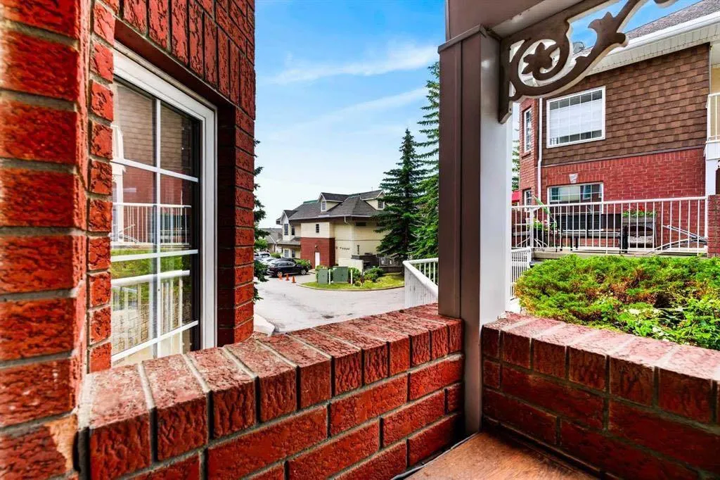 3205 Sienna Park Green SW Calgary AB T3H 3N7