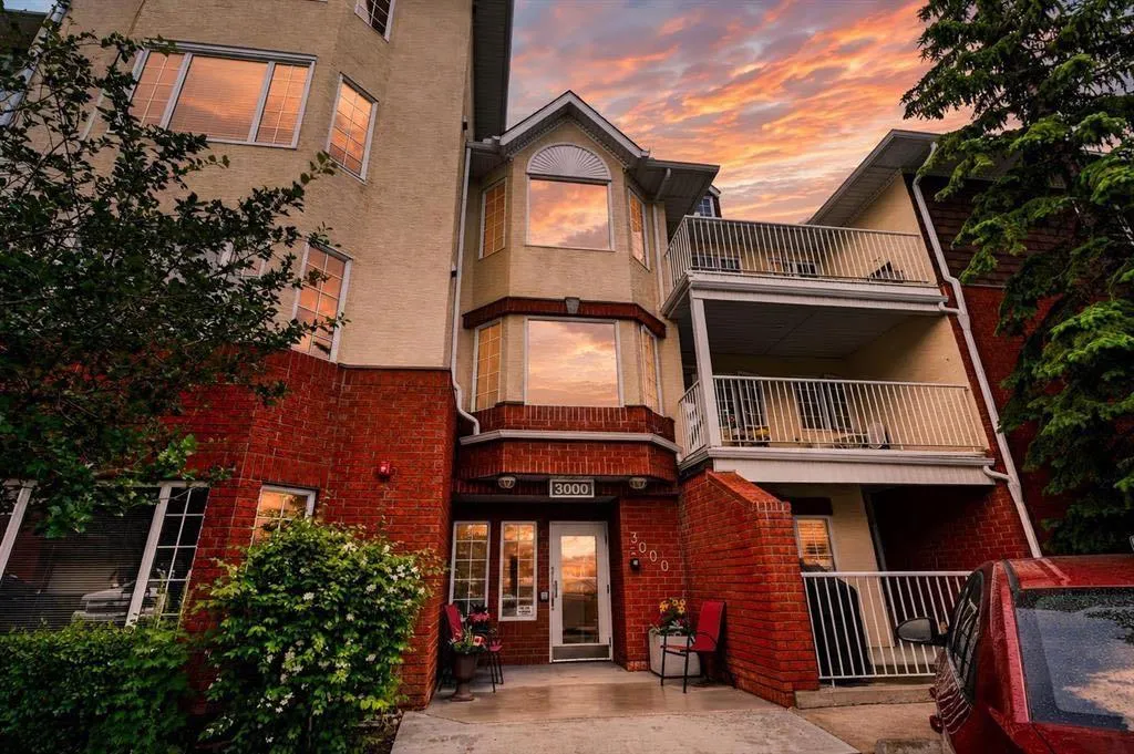 3205 Sienna Park Green SW Calgary AB T3H 3N7