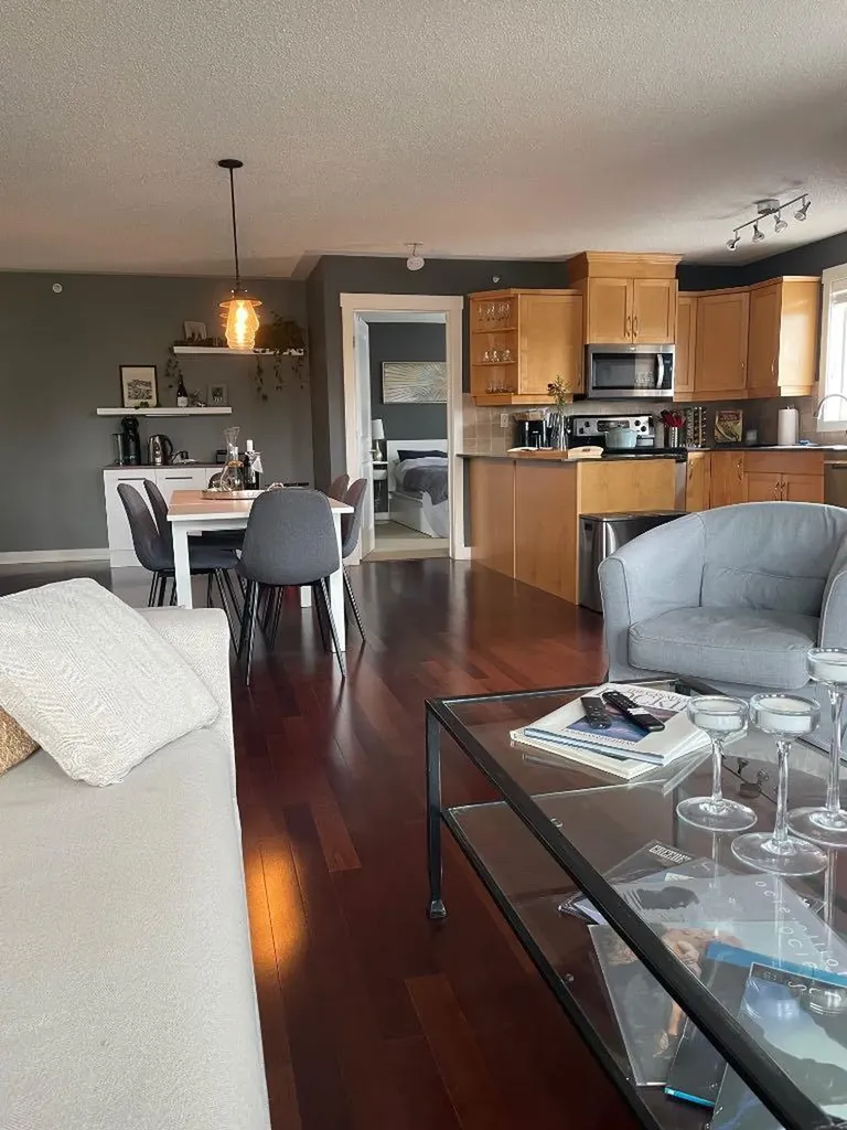 2233 34 Avenue SW Calgary AB T2T 6N2