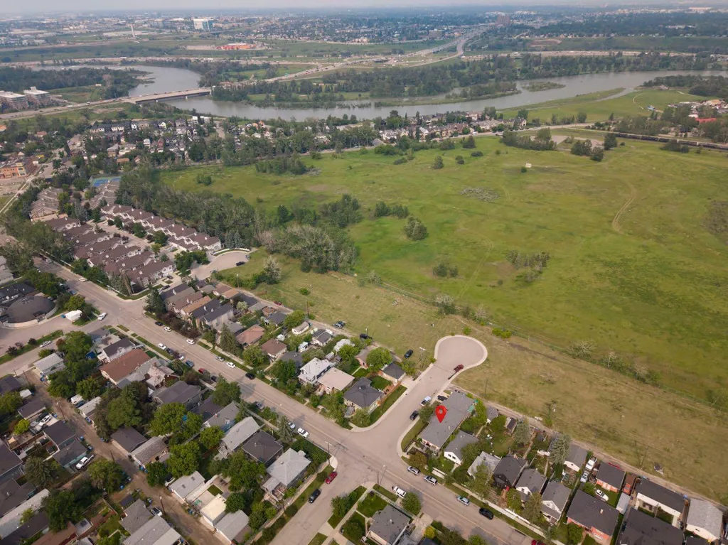 2702 17 Street SE Calgary AB T2G 3W1