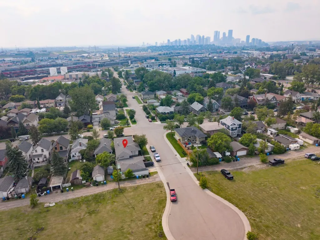 2702 17 Street SE Calgary AB T2G 3W1