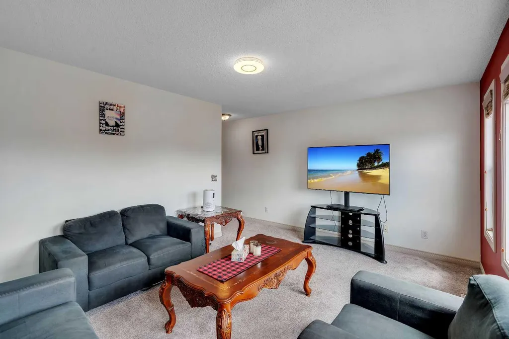 133 Everwoods Close SW Calgary AB T2Y 5A6