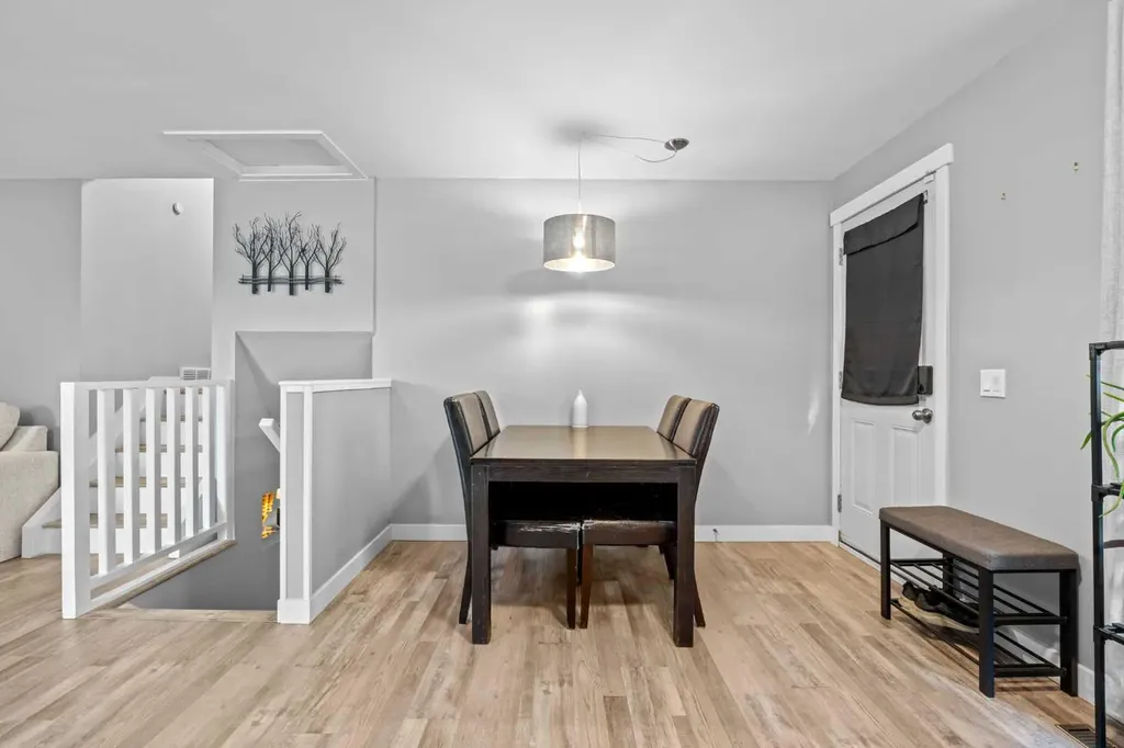 87 Deer Ridge Way SE Calgary AB T2J 5Y7