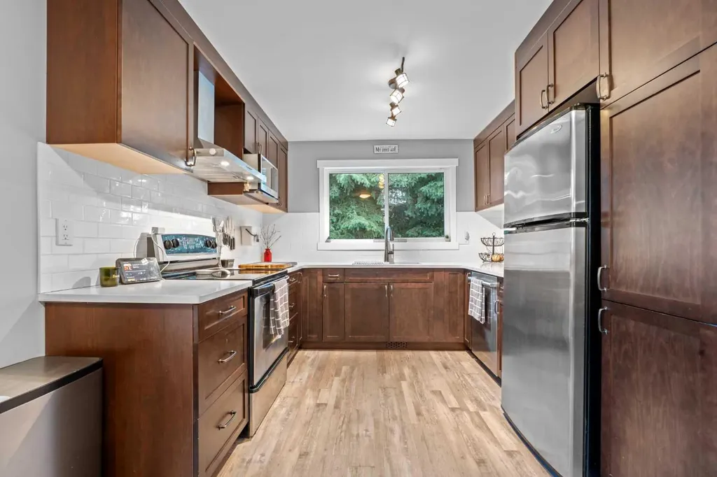 87 Deer Ridge Way SE Calgary AB T2J 5Y7