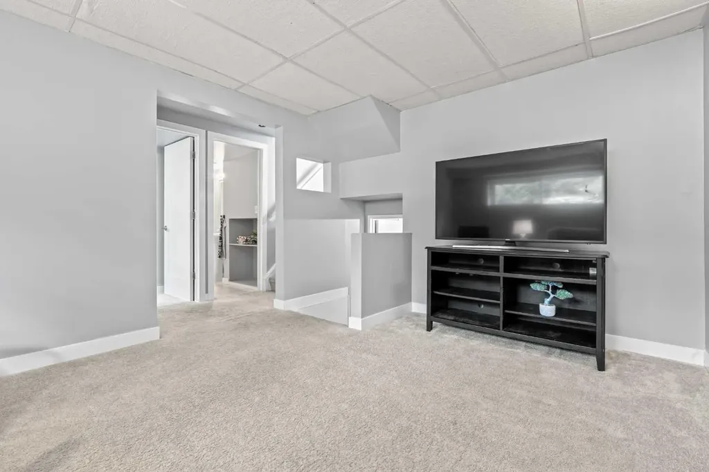 87 Deer Ridge Way SE Calgary AB T2J 5Y7