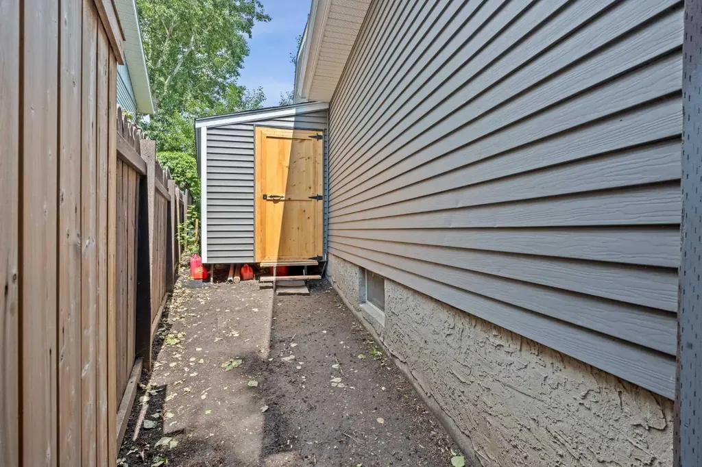 87 Deer Ridge Way SE Calgary AB T2J 5Y7
