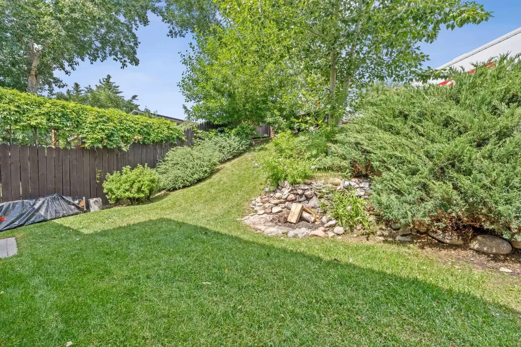 87 Deer Ridge Way SE Calgary AB T2J 5Y7