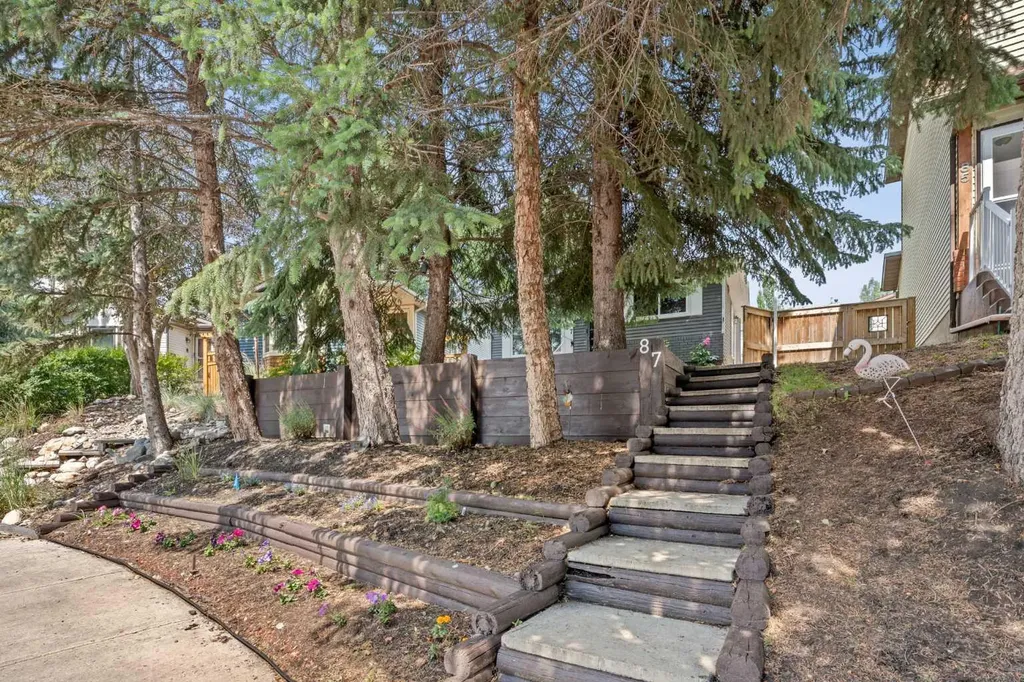 87 Deer Ridge Way SE Calgary AB T2J 5Y7
