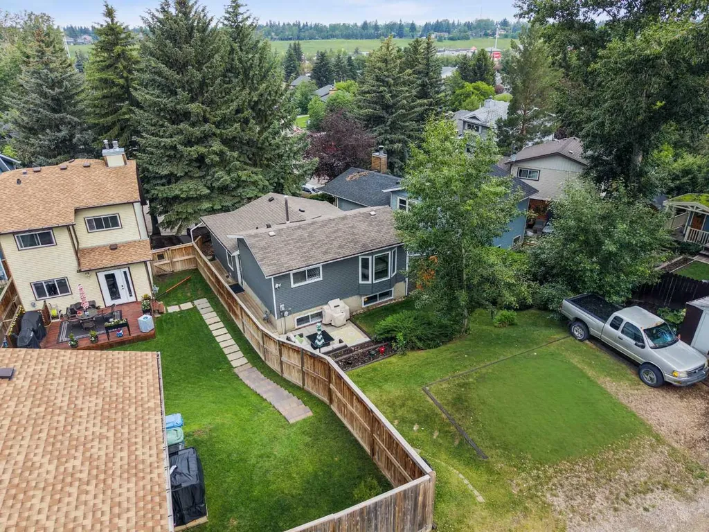 87 Deer Ridge Way SE Calgary AB T2J 5Y7