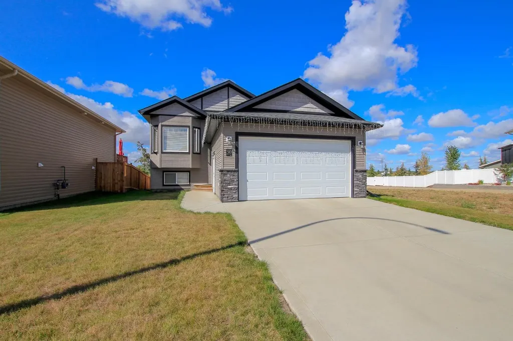 30 Henderson Crescent Penhold AB T0M 1R0