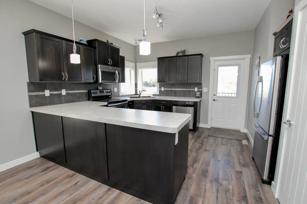 30 Henderson Crescent Penhold AB T0M 1R0