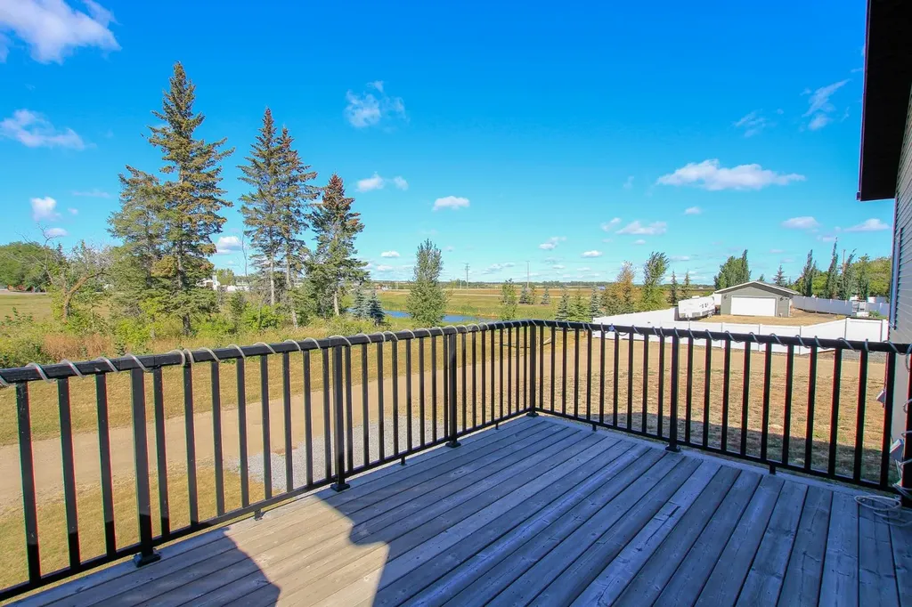 30 Henderson Crescent Penhold AB T0M 1R0