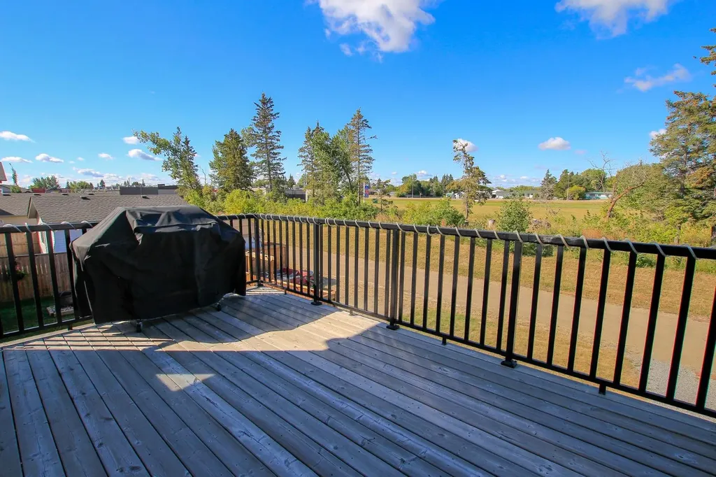 30 Henderson Crescent Penhold AB T0M 1R0