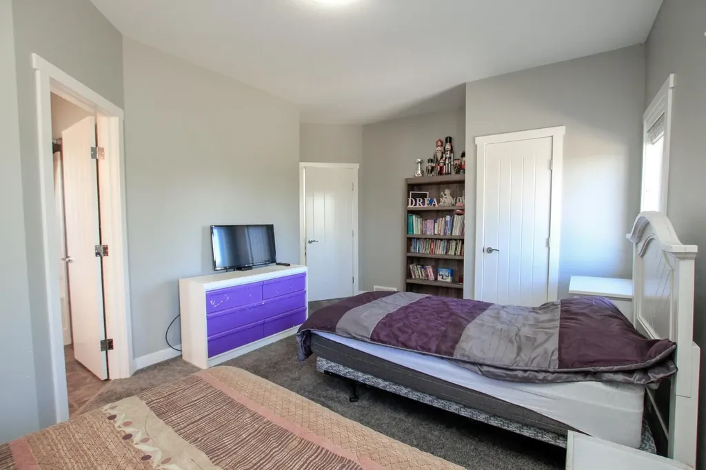 30 Henderson Crescent Penhold AB T0M 1R0