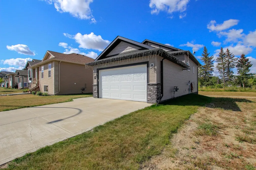 30 Henderson Crescent Penhold AB T0M 1R0