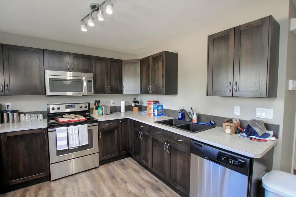 30 Henderson Crescent Penhold AB T0M 1R0