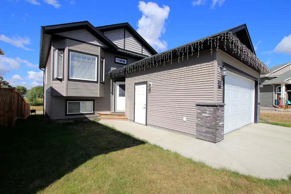 30 Henderson Crescent Penhold AB T0M 1R0