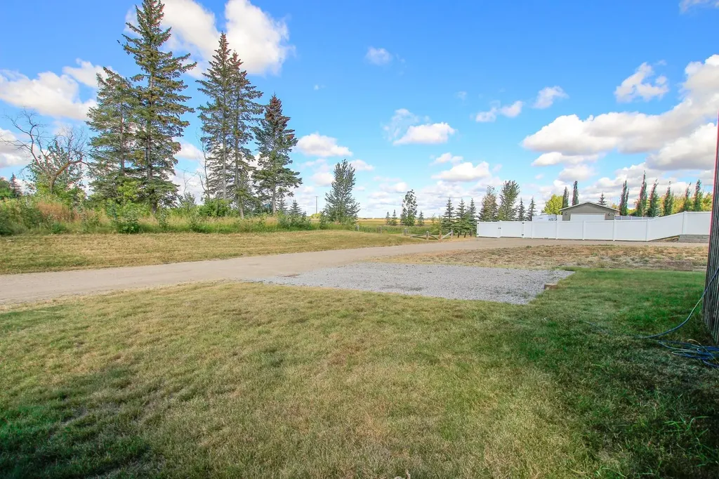 30 Henderson Crescent Penhold AB T0M 1R0