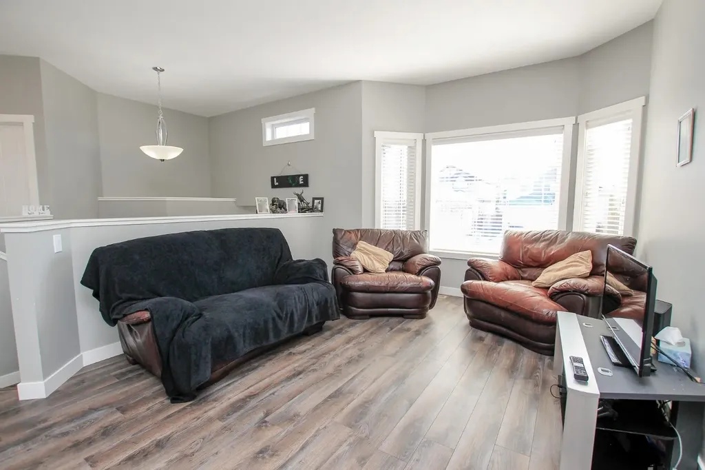30 Henderson Crescent Penhold AB T0M 1R0