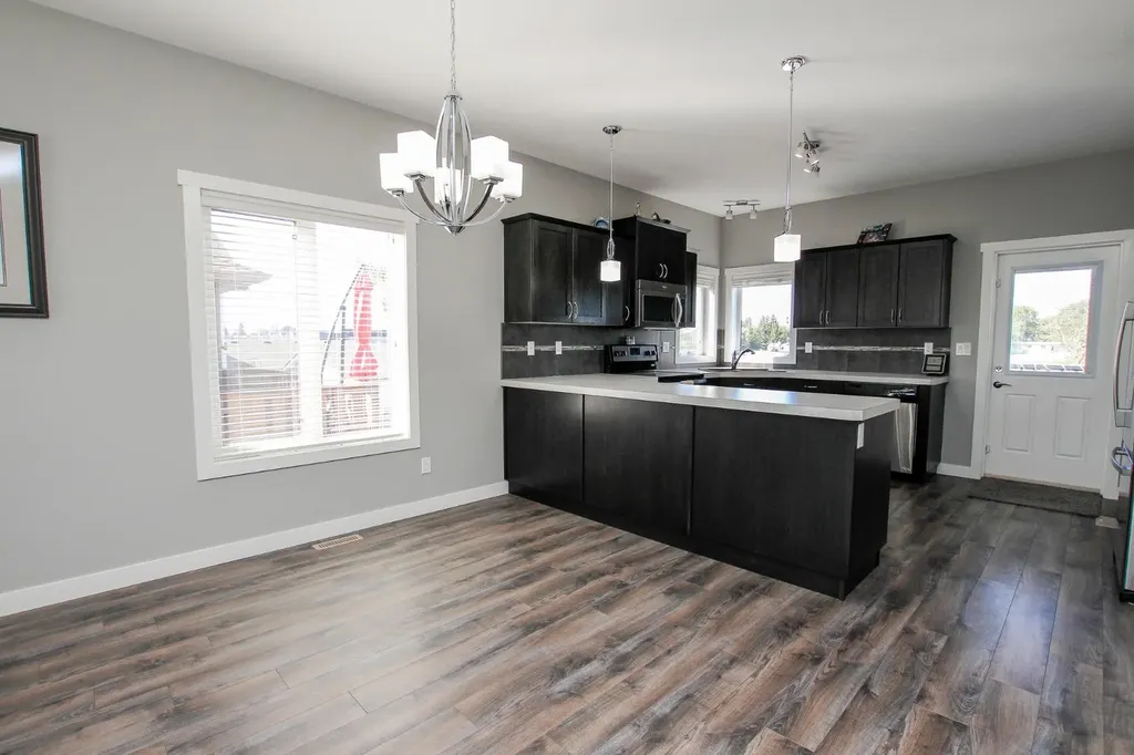 30 Henderson Crescent Penhold AB T0M 1R0