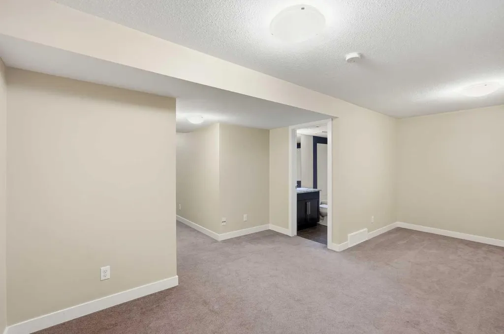 431 Quarry Villas SE Calgary AB T2C 5K1