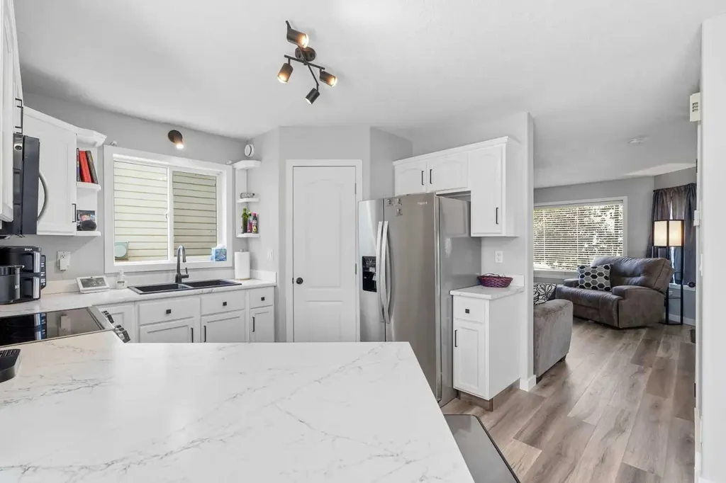 19 Fenwood Close Sylvan Lake AB T4S 2K4
