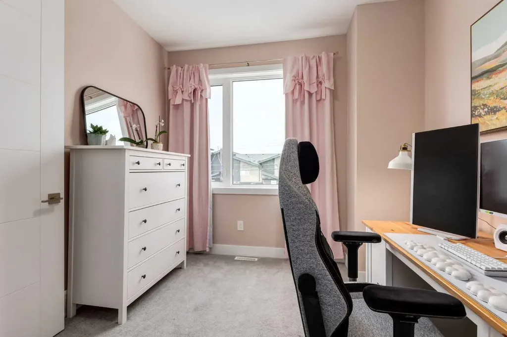 4629 72 Street NW Calgary AB T3B 2L3