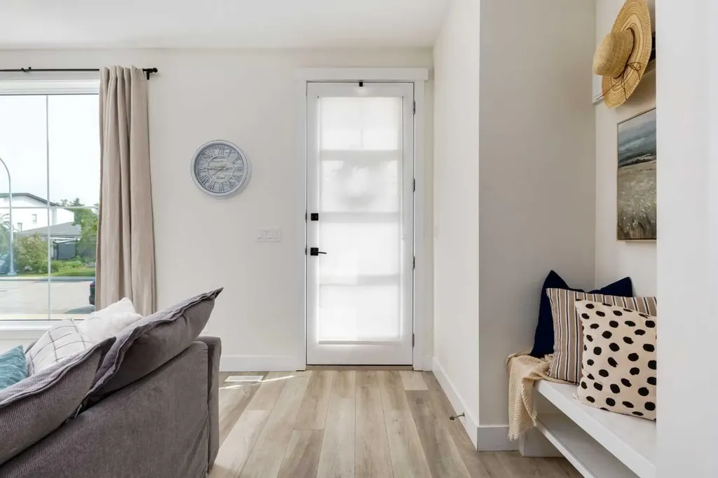 4629 72 Street NW Calgary AB T3B 2L3