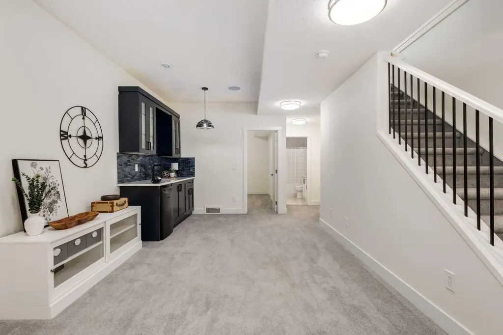 4629 72 Street NW Calgary AB T3B 2L3