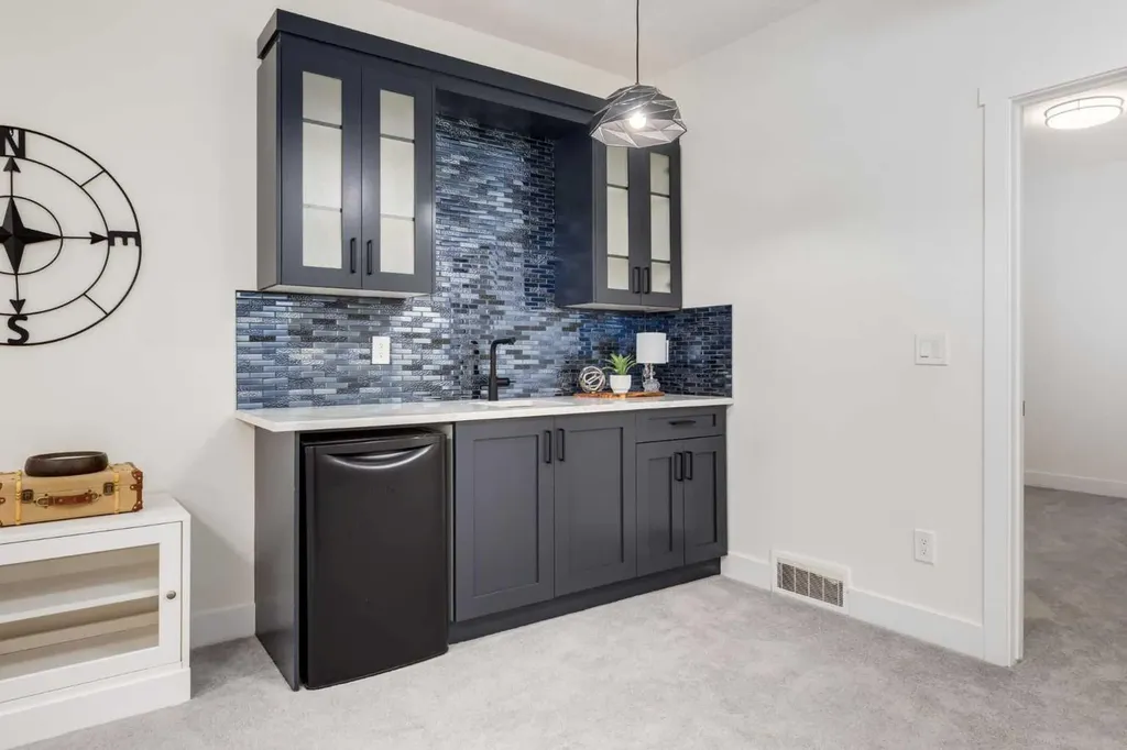 4629 72 Street NW Calgary AB T3B 2L3