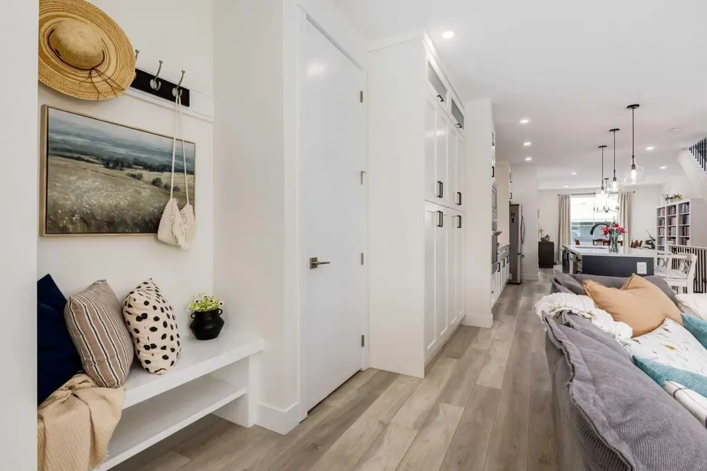 4629 72 Street NW Calgary AB T3B 2L3