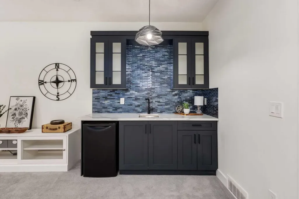 4629 72 Street NW Calgary AB T3B 2L3